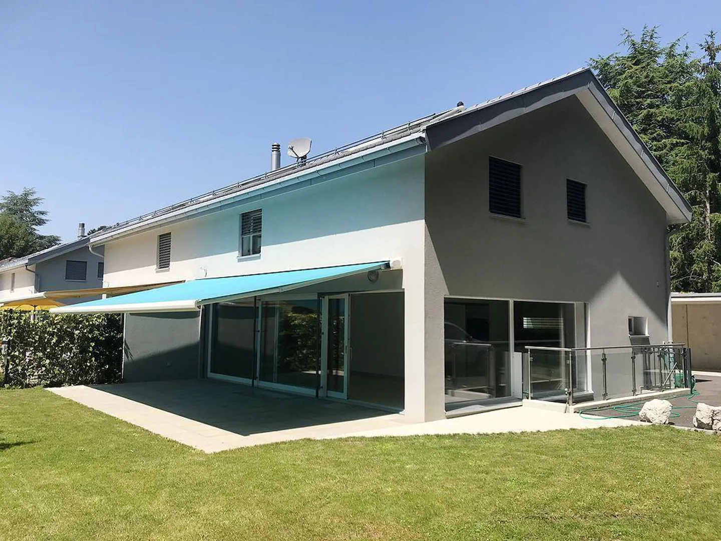 Beautiful semi-detached villa with garden - Photo 1 of 7