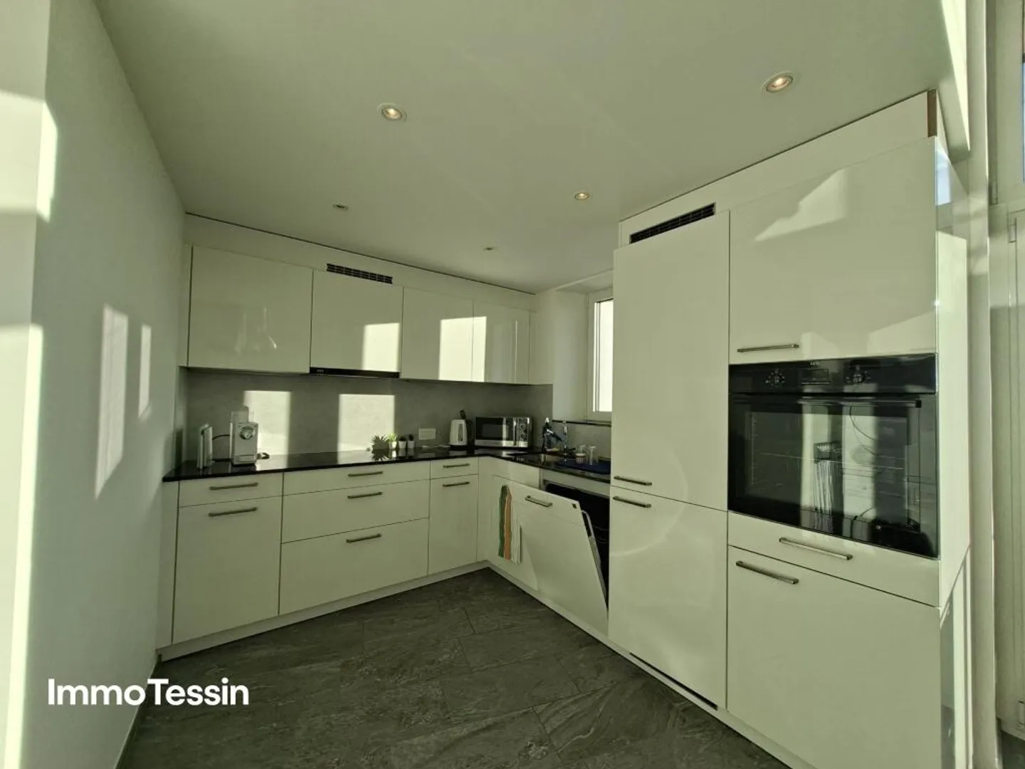 RENTAL: Elegant, luxuriously renovated multi-family house with 3 apartments in a sunny and quiet panoramic location - Photo 8 of 13