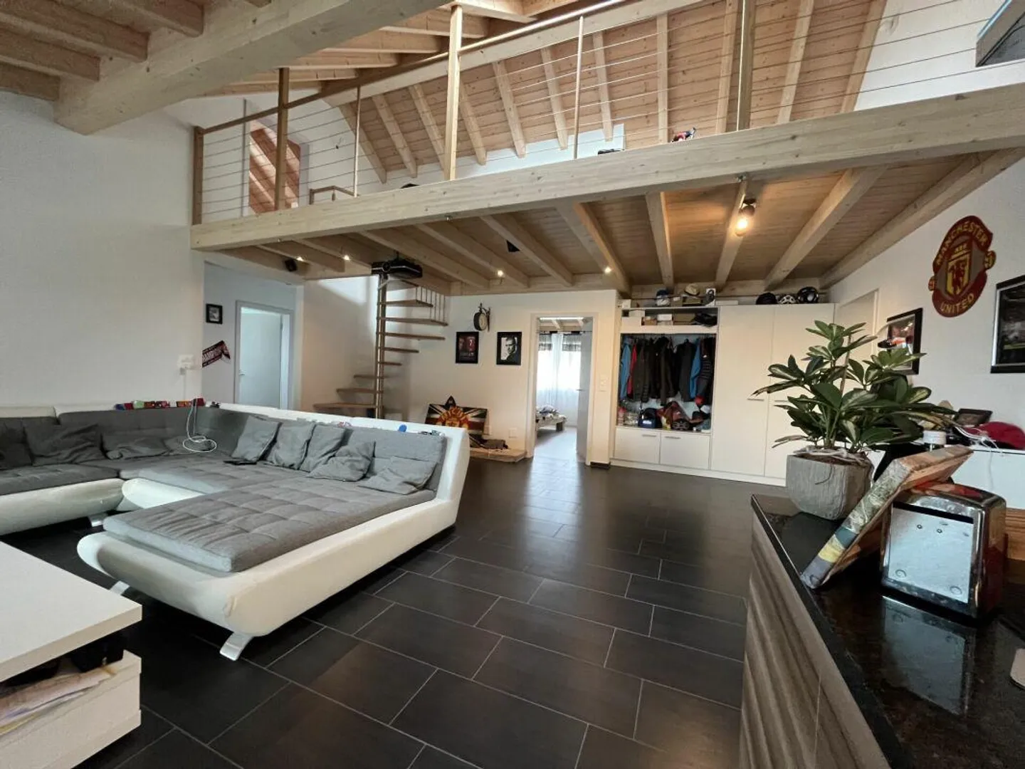 Appartement en attique spacieux de 4,5 pièces avec galerie et chambre supplémentaire - Photo 2 sur 10