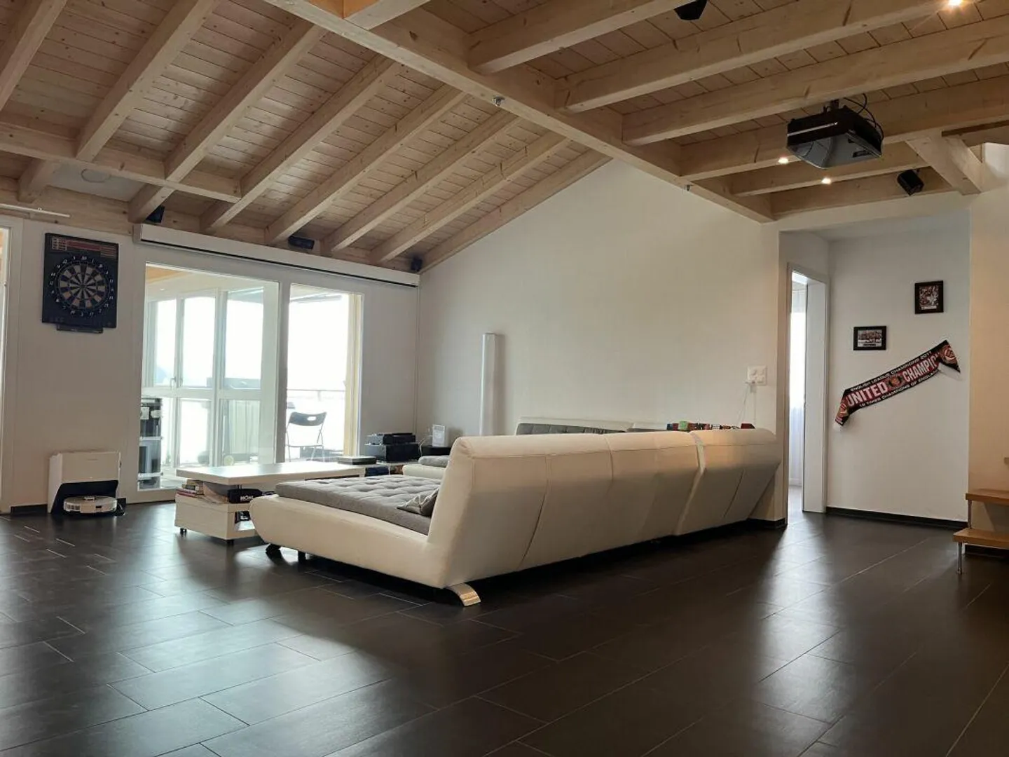 Appartement en attique spacieux de 4,5 pièces avec galerie et chambre supplémentaire - Photo 4 sur 10
