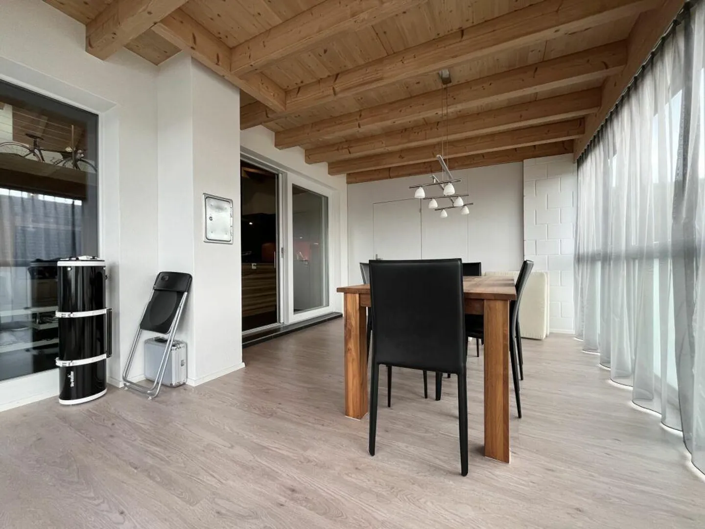 Appartement en attique spacieux de 4,5 pièces avec galerie et chambre supplémentaire - Photo 5 sur 10