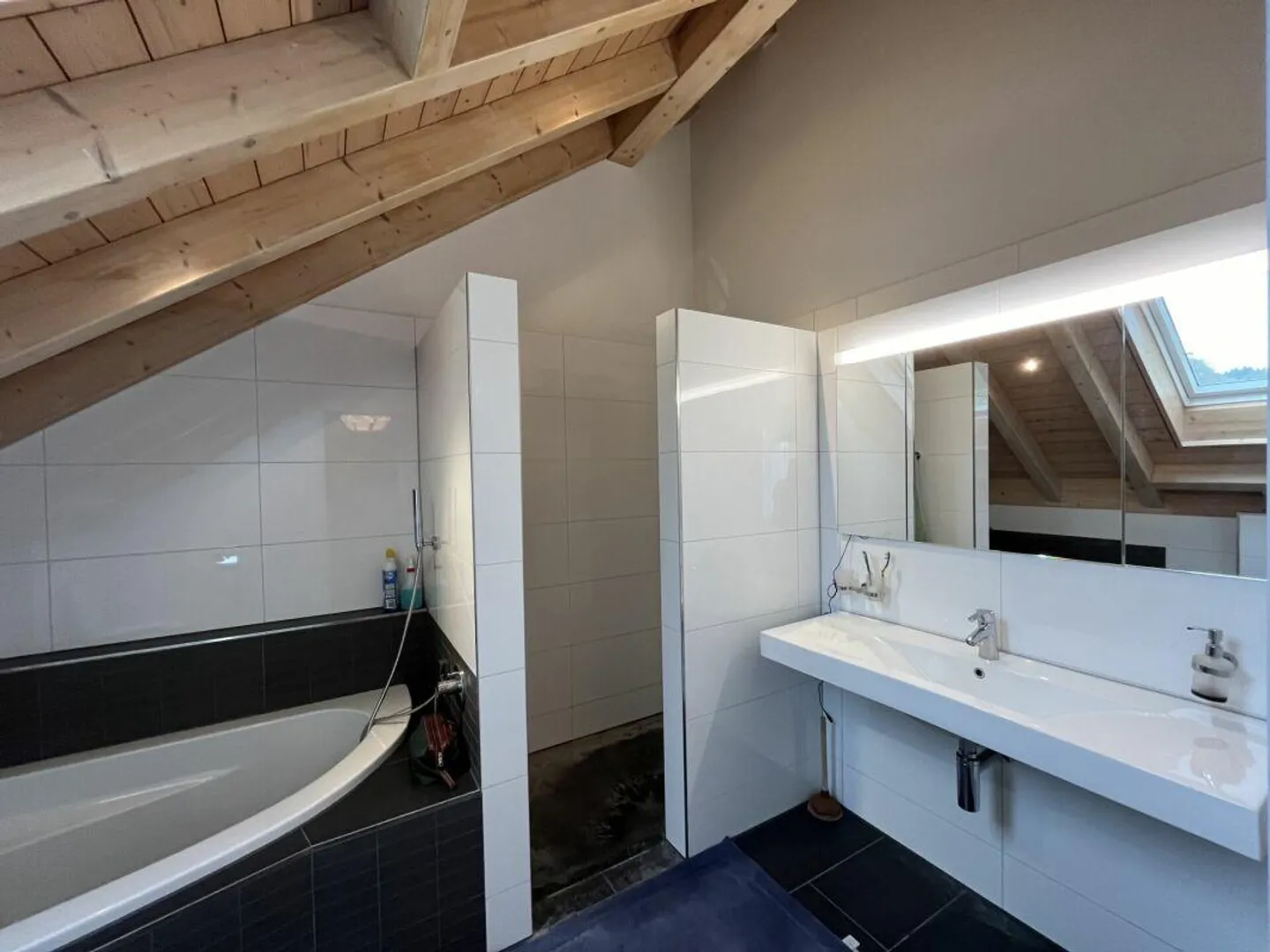 Appartement en attique spacieux de 4,5 pièces avec galerie et chambre supplémentaire - Photo 7 sur 10