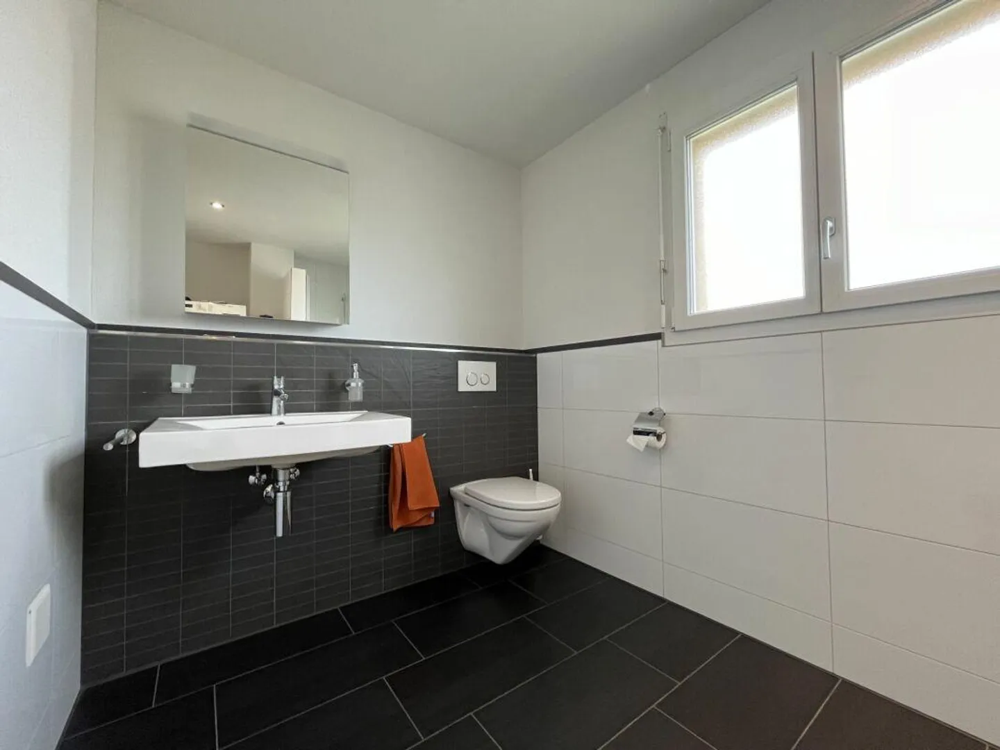 Appartement en attique spacieux de 4,5 pièces avec galerie et chambre supplémentaire - Photo 9 sur 10