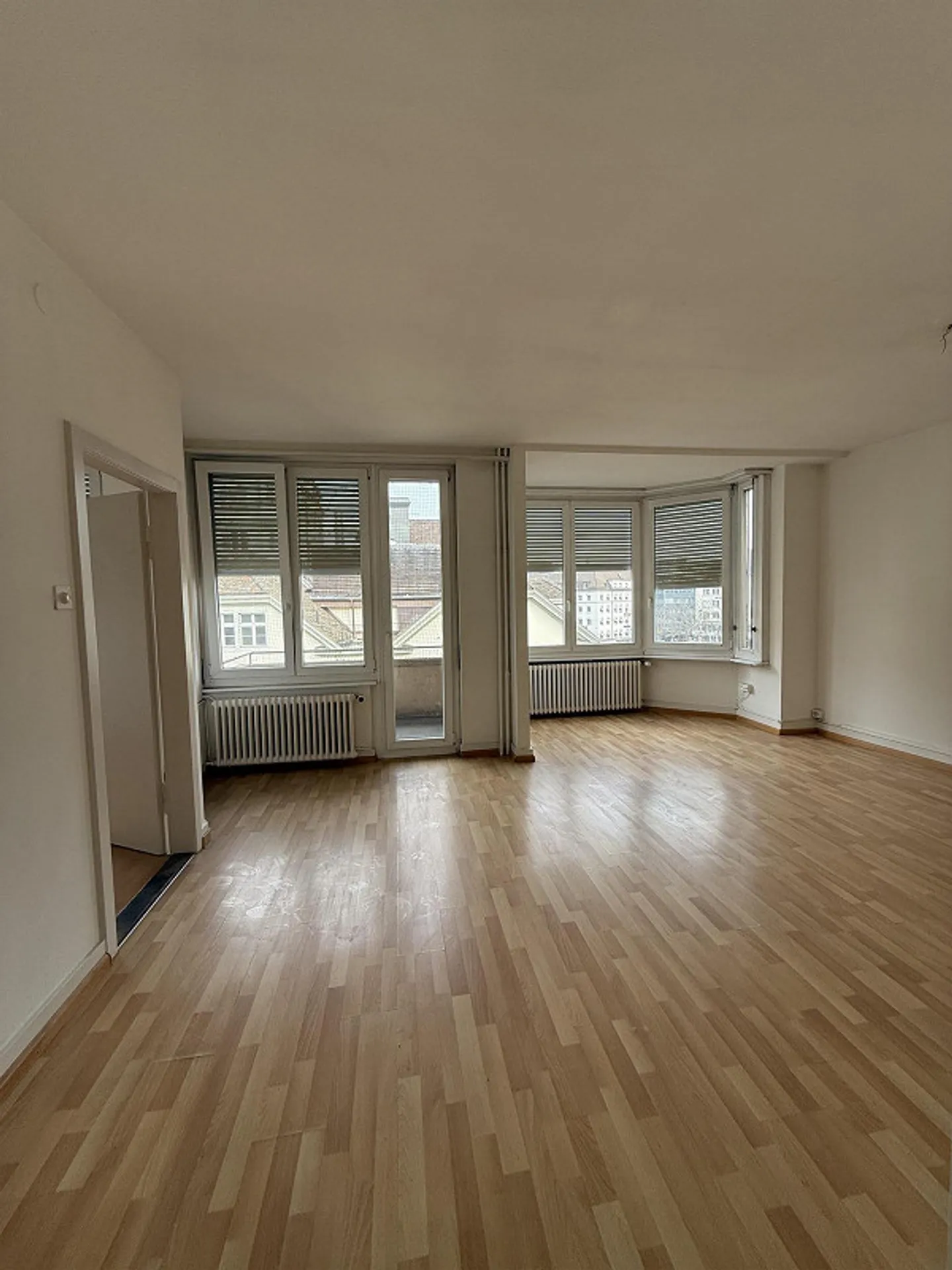 Espace de bureau avec balcon et emplacement privilégié sur la Barfüsserplatz - Photo 2 sur 10