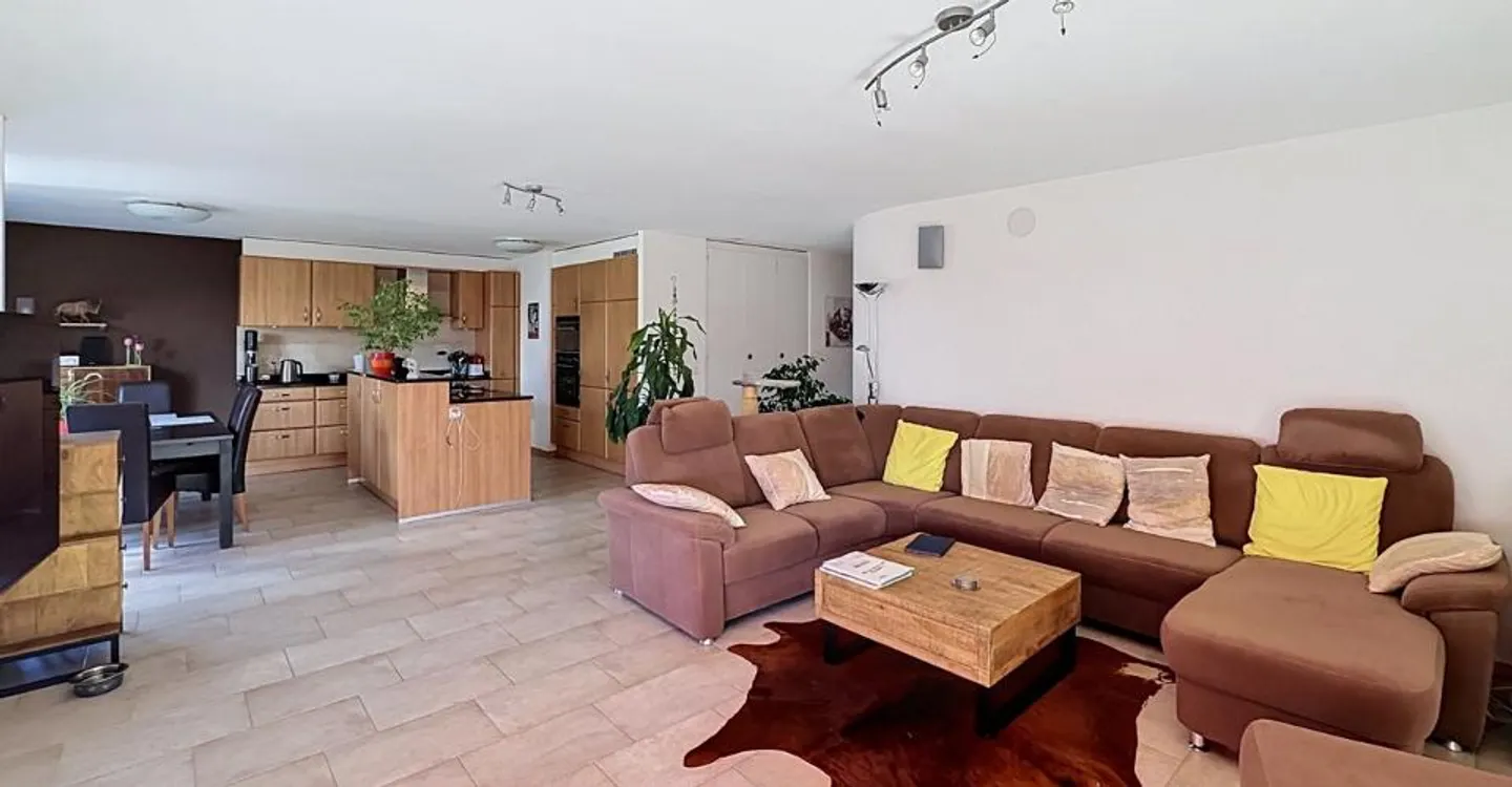 Bright 5.5 Room Apartment - Photo 3 of 13