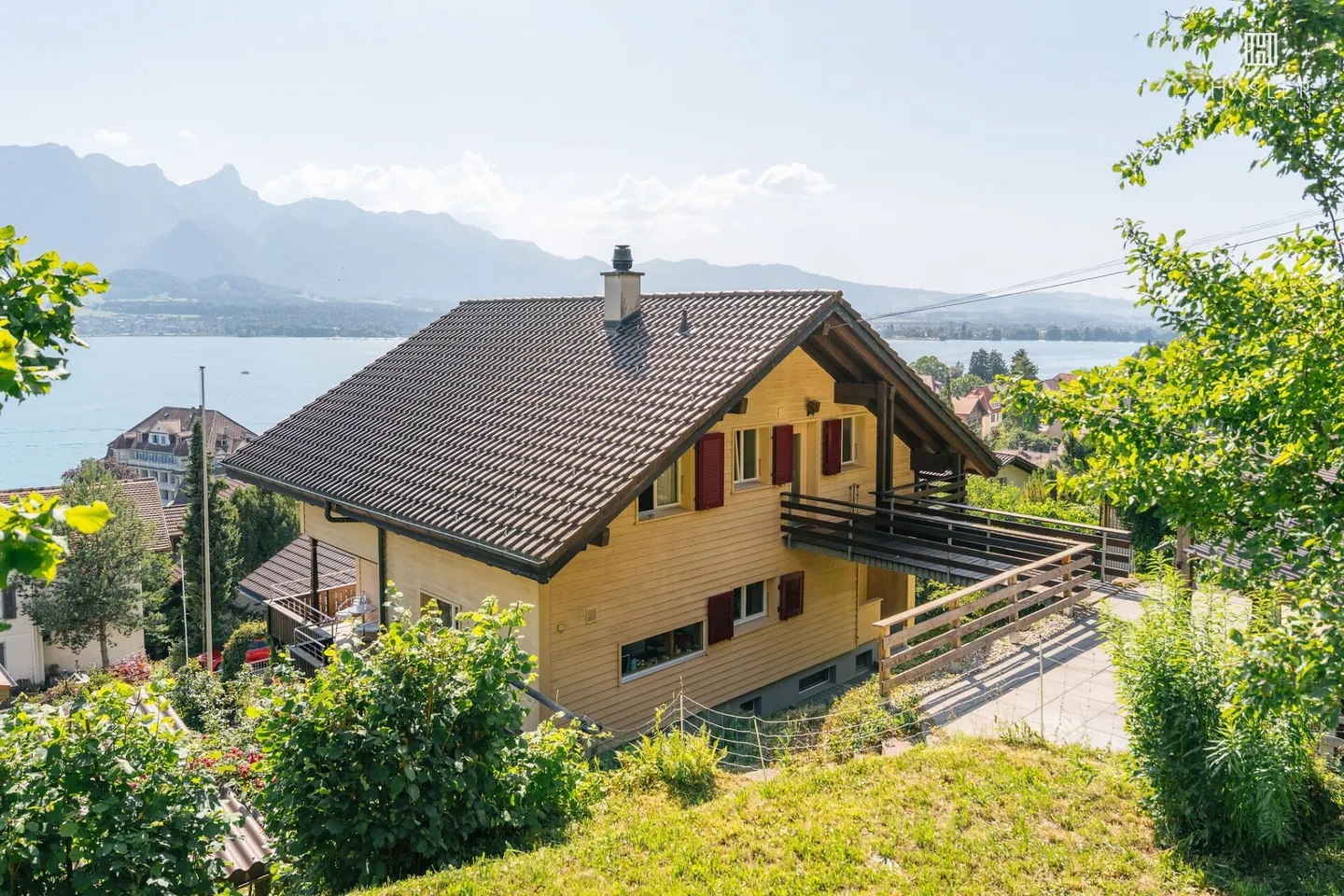 Casa bifamiliare con vista fantastica e riserva di terreno edificabile - Foto 3 di 13