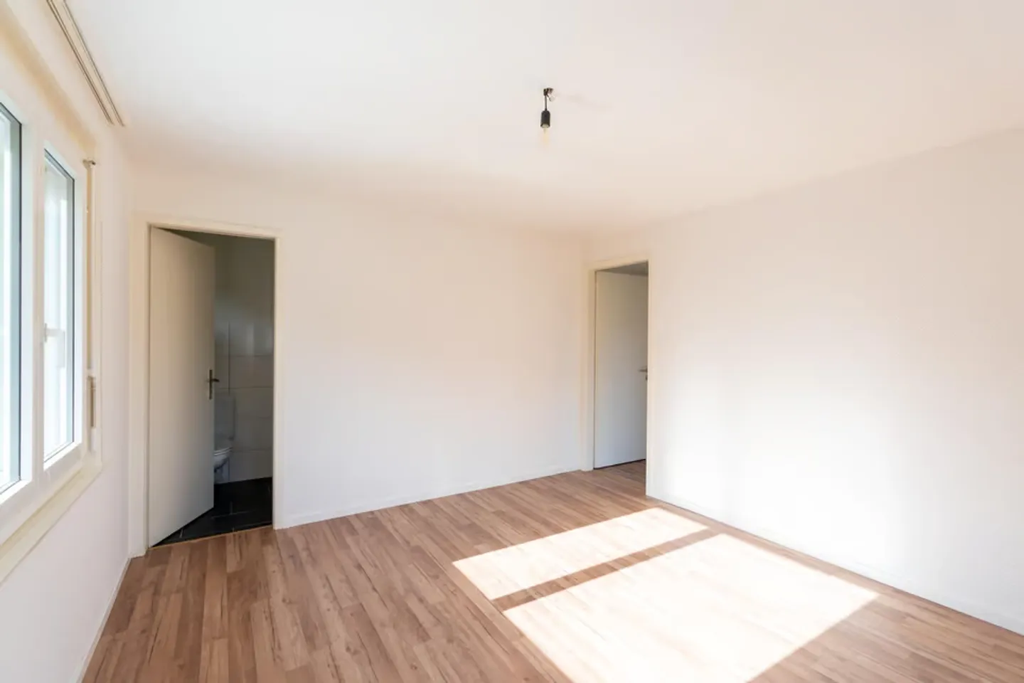 Renovierte und helle 2,5 Zimmer mit Balkon - Foto 4 von 11