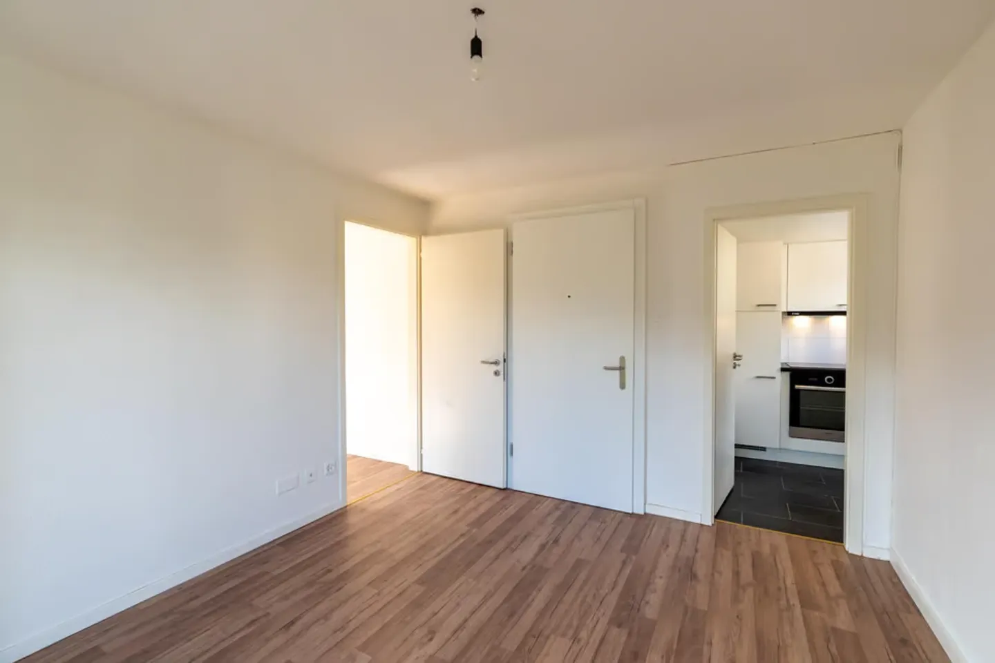 Renovierte und helle 2,5 Zimmer mit Balkon - Foto 8 von 11