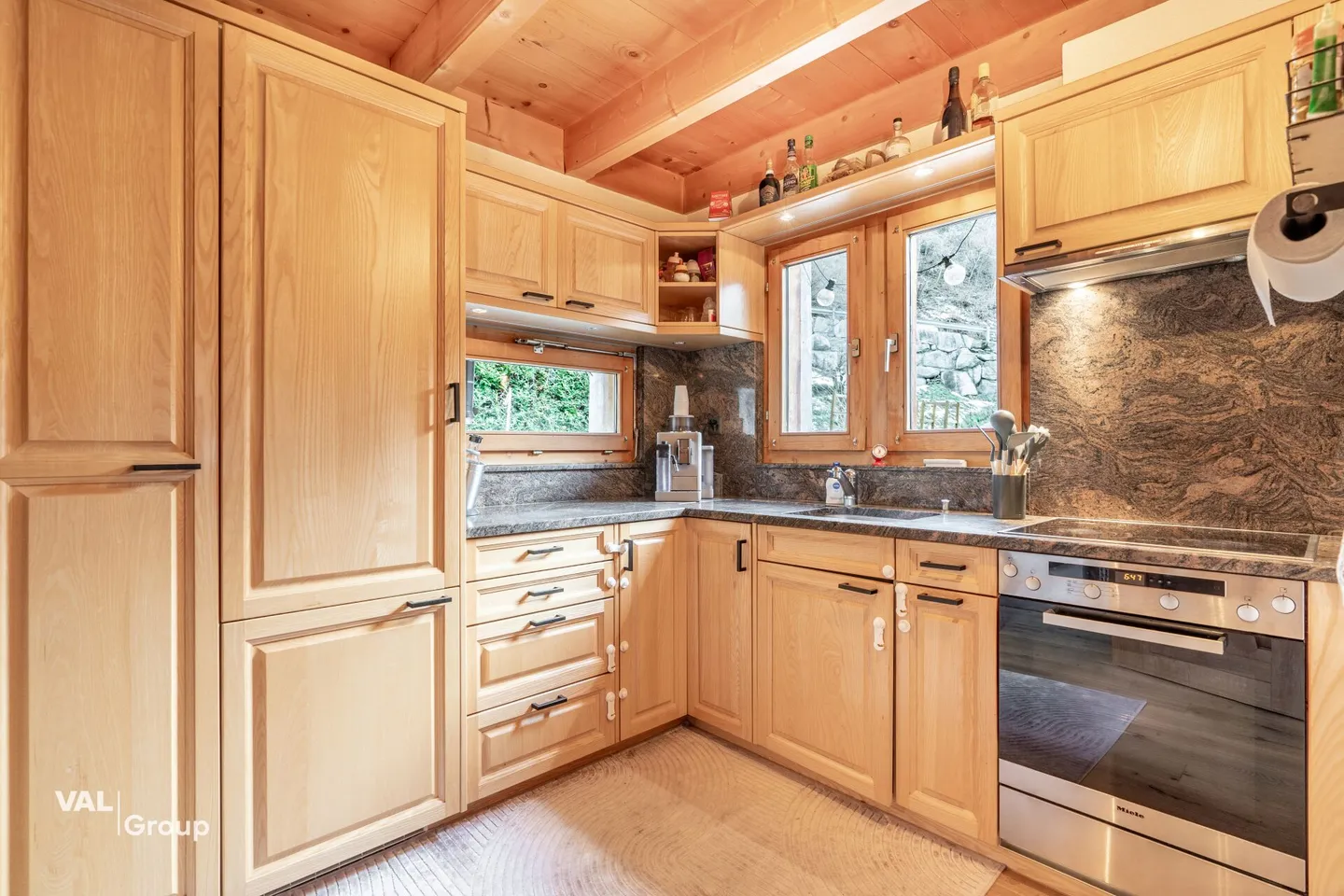 Charming 5.5-Room Single-Family House - Stylishly Renovated, Spacious and Versatile - Photo 4 of 17