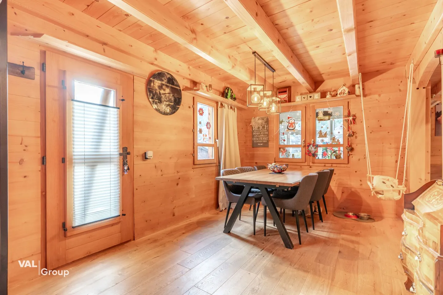 Charming 5.5-Room Single-Family House - Stylishly Renovated, Spacious and Versatile - Photo 5 of 17