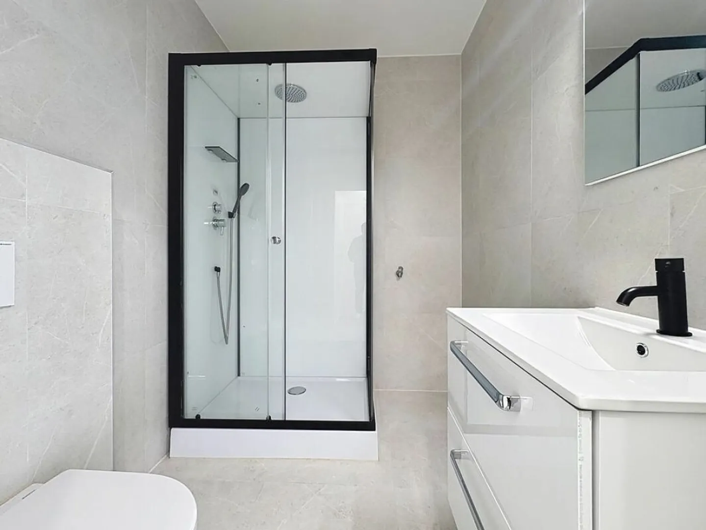 Studio rénové avec piscines sur le toit - Photo 3 sur 5