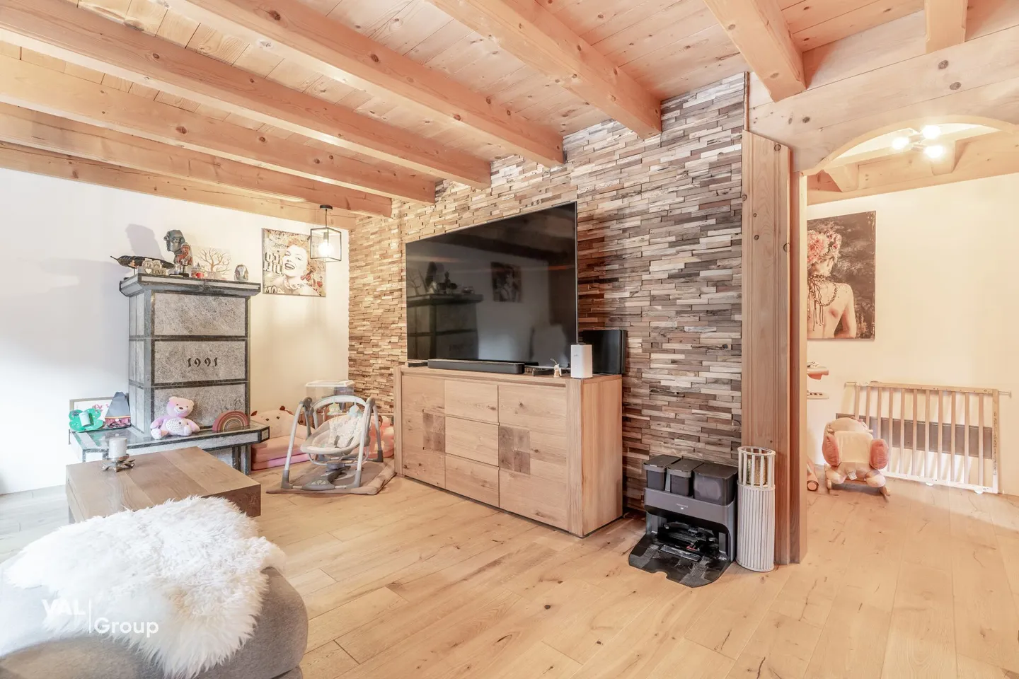 Charming 5.5-Room Single-Family House - Stylishly Renovated, Spacious and Versatile - Photo 2 of 17