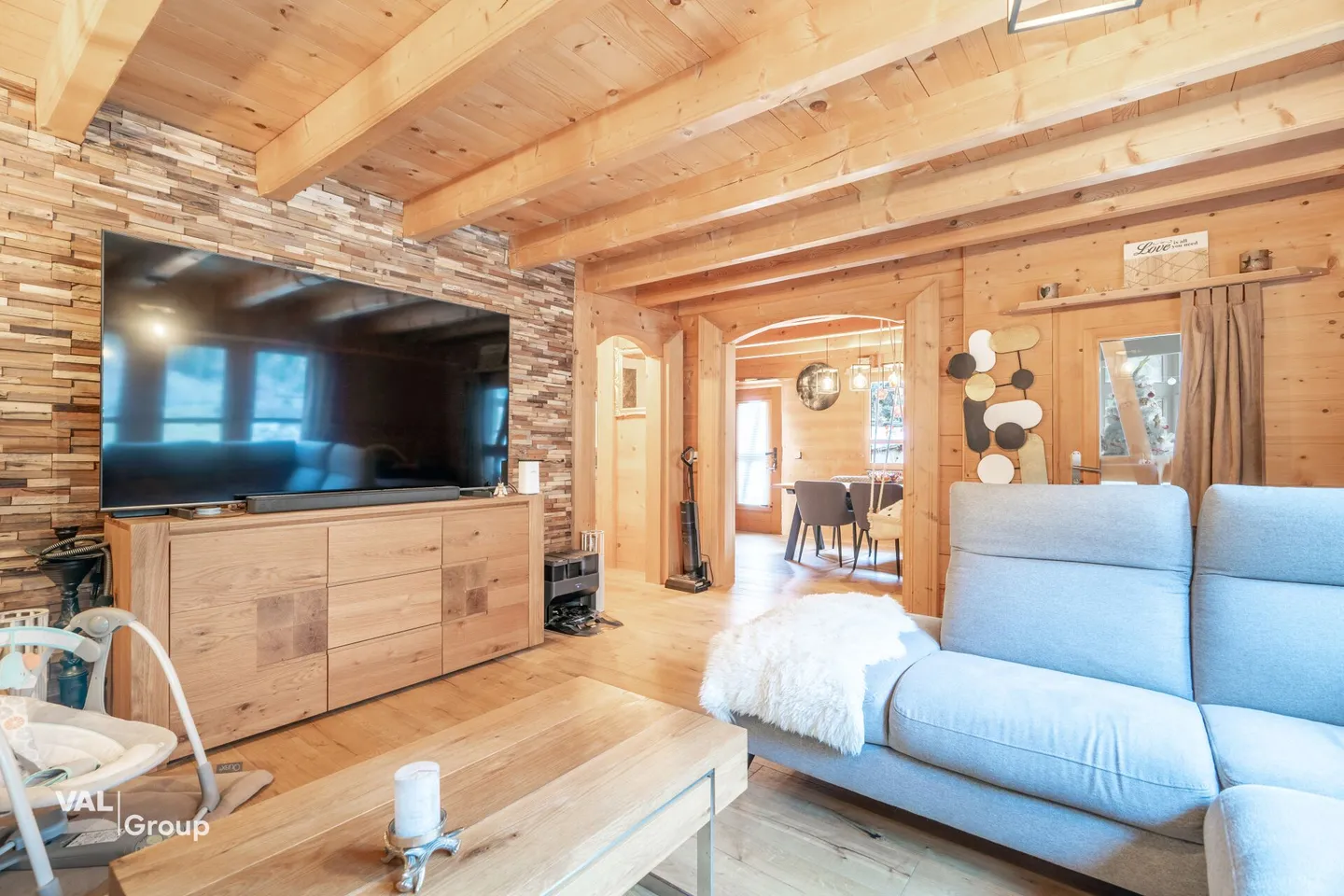 Charming 5.5-Room Single-Family House - Stylishly Renovated, Spacious and Versatile - Photo 3 of 17