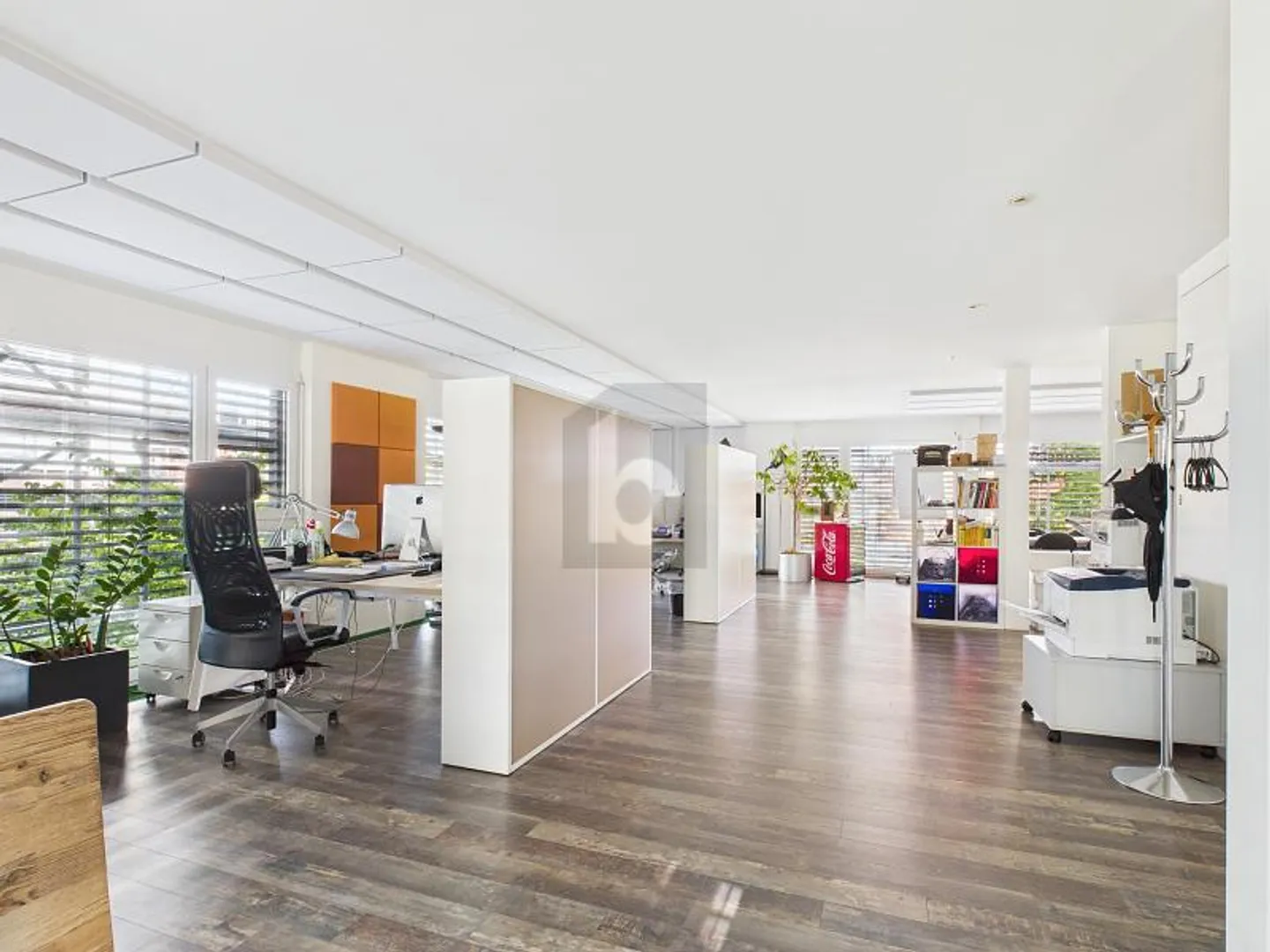 BRIGHT AND MODERN IN A CENTRAL LOCATION - Photo 2 of 6