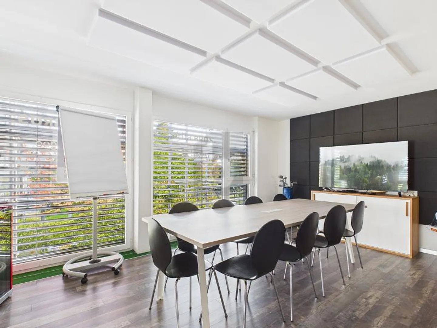 BRIGHT AND MODERN IN A CENTRAL LOCATION - Photo 3 of 6