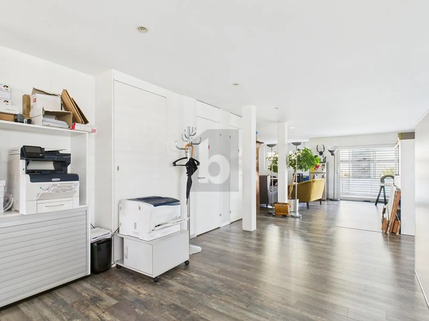 BRIGHT AND MODERN IN A CENTRAL LOCATION - Photo 4 of 6