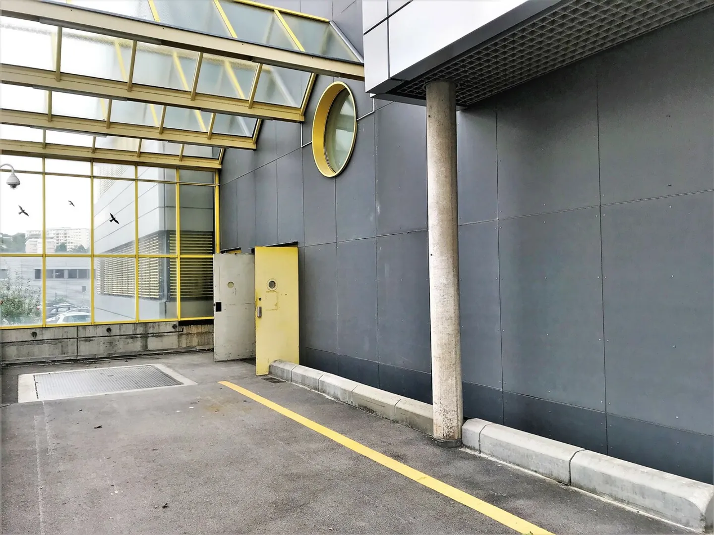 Workshop/storage 68m2 in Renens - close to highway/train station - Flexible lease - Photo 2 of 4