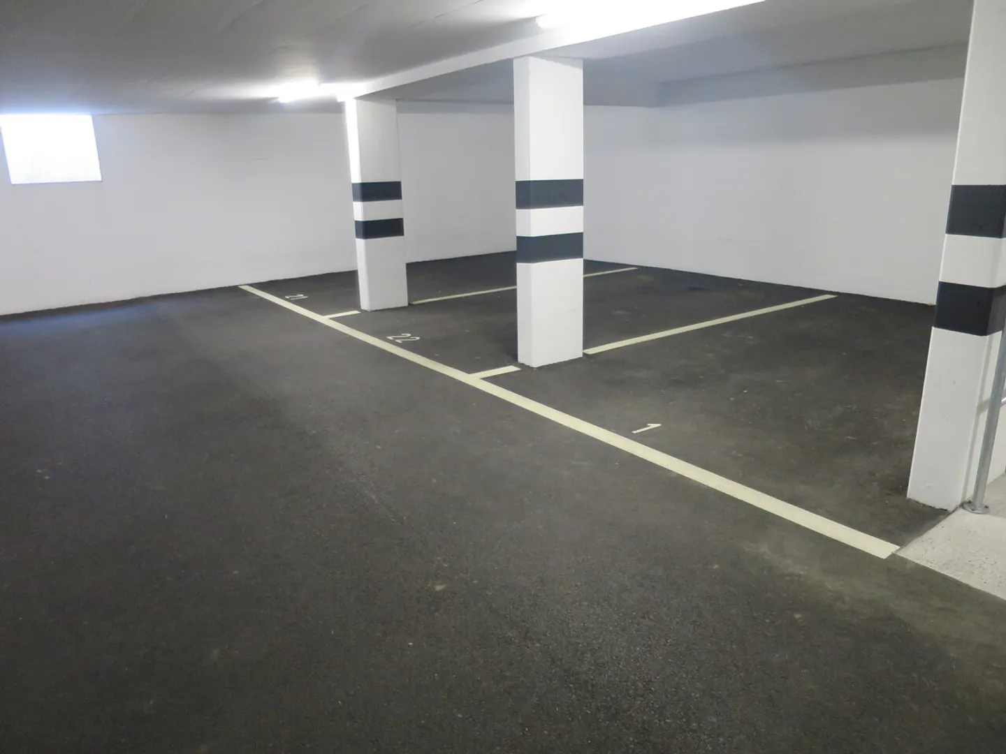 Parkplatz mit Ladestation - Foto 2 von 2