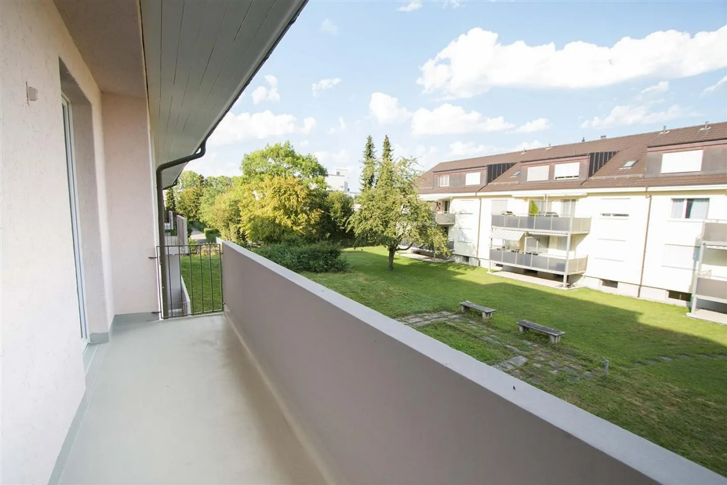 Charming 2-Room Apartment with Balcony & Shared Garden – Reinac - Photo 1 of 7