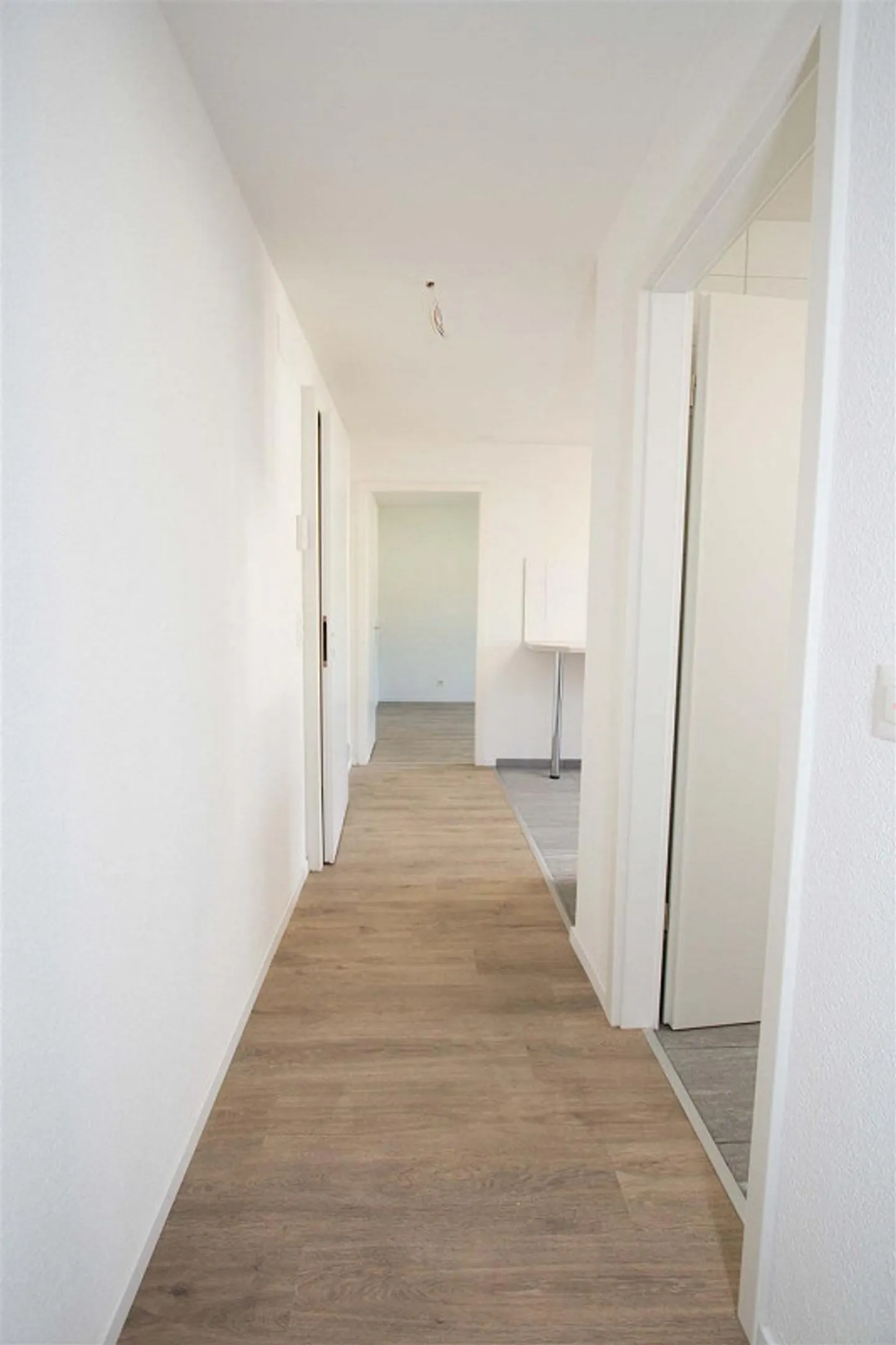 Charming 2-Room Apartment with Balcony & Shared Garden – Reinac - Photo 3 of 7