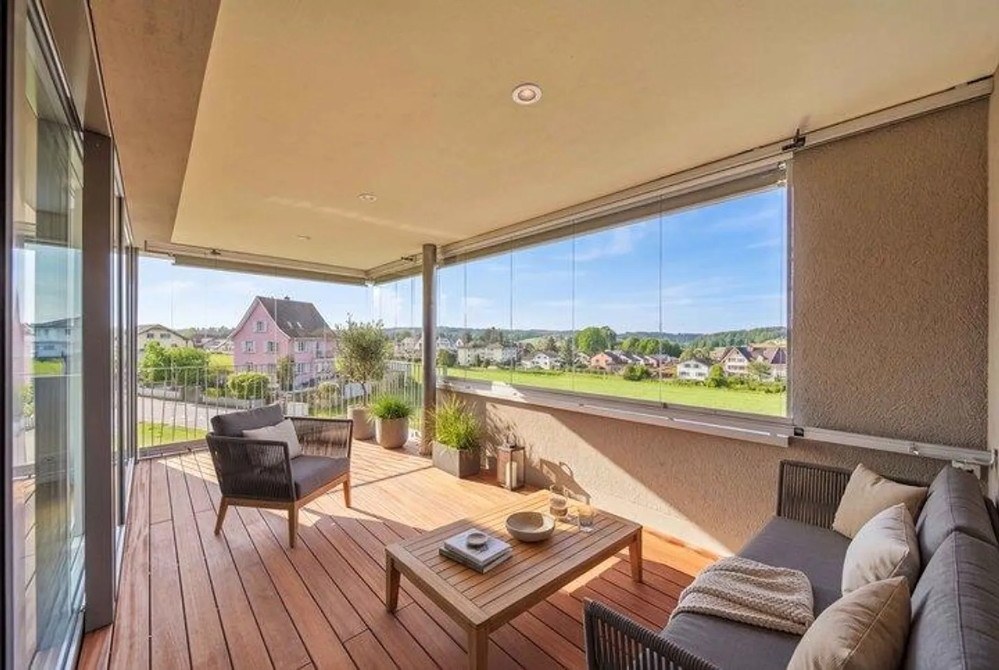 MODERN 4.5-ROOM APARTMENT WITH TWO GLASS LOGGIAS IN BISCHOFSZELL - Photo 1 of 8