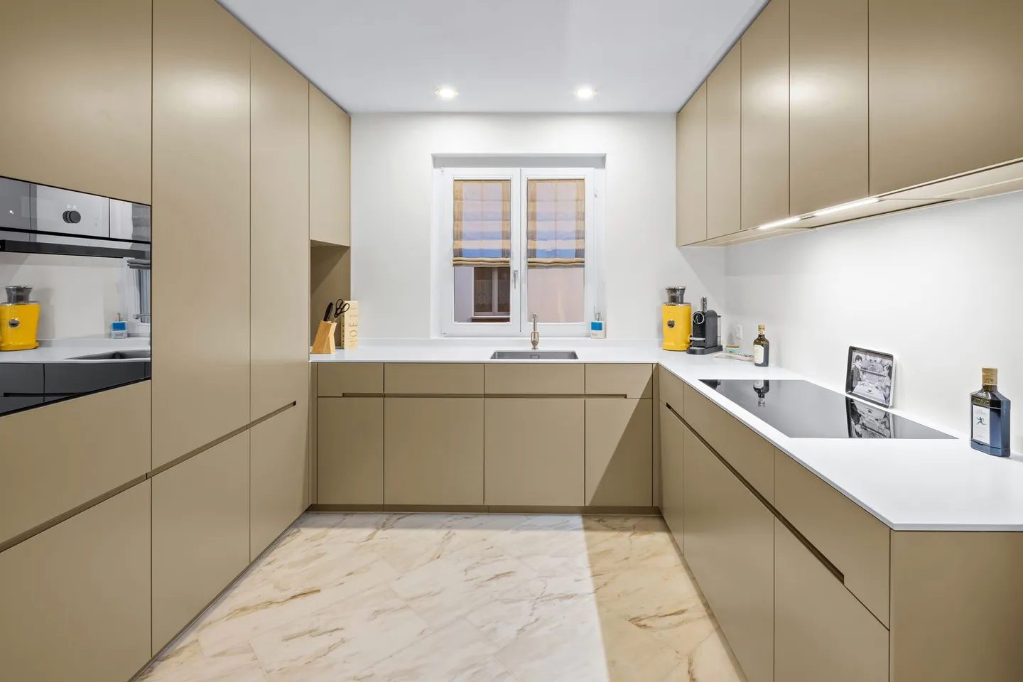 Exclusive Panorama Residence - Prime Location with Dream Scenery - Photo 3 of 8