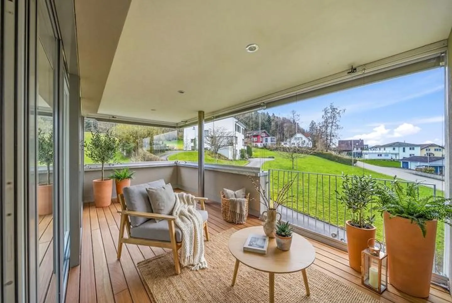MODERN 4.5-ROOM APARTMENT WITH TWO GLASS LOGGIAS IN BISCHOFSZELL - Photo 4 of 8