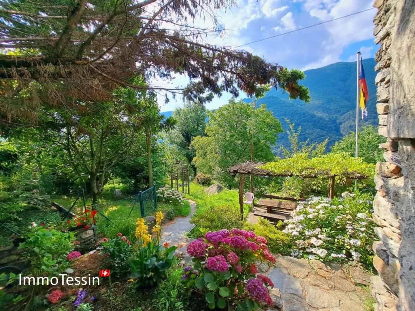 RARITÀ - Un pezzo di paradiso a Berzona, appartamento al pian terreno con giardino di 3000 m² - Foto 1 di 13