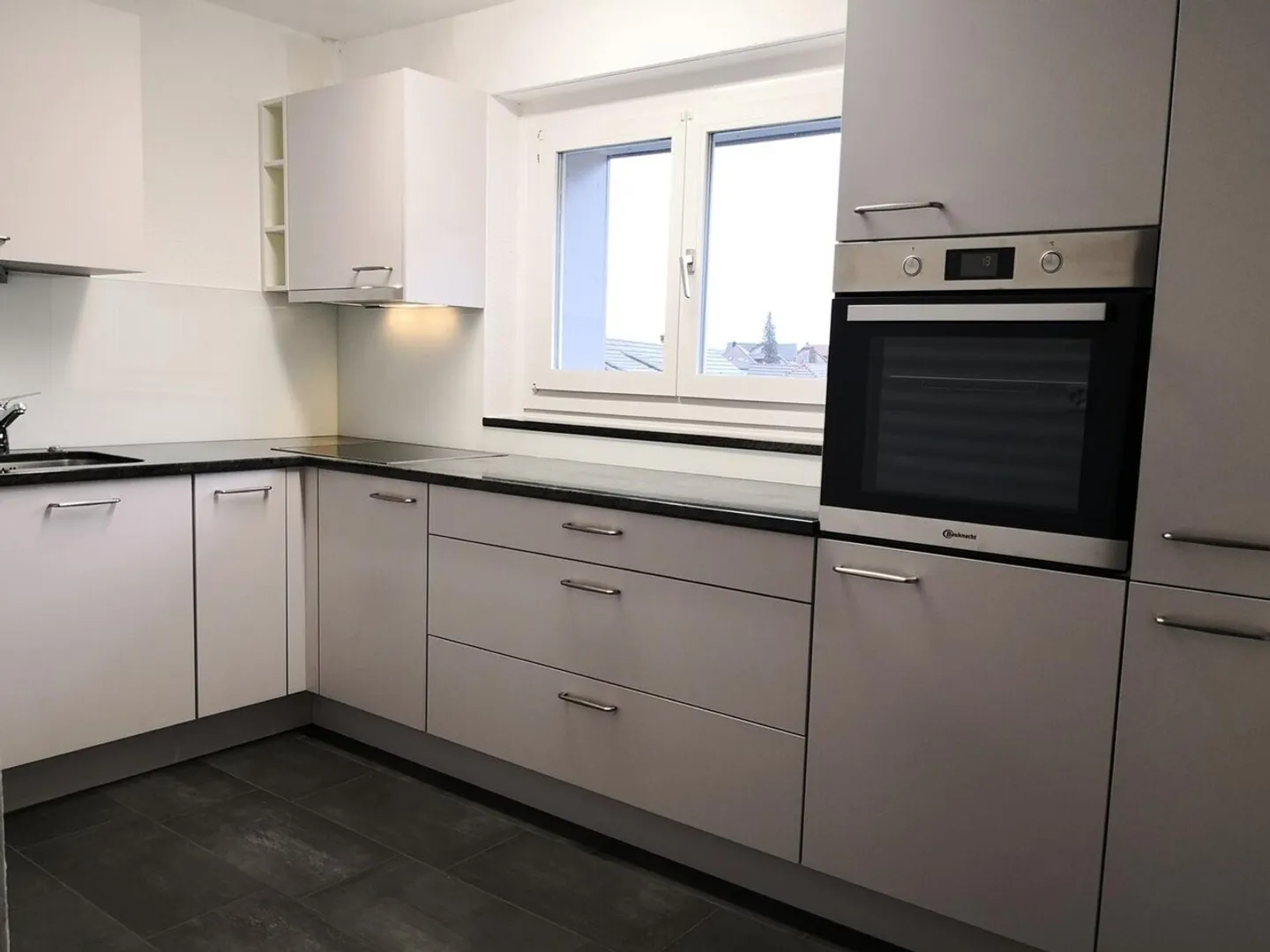 Attractive 3.5 room apartment with shared pool - Photo 4 of 8