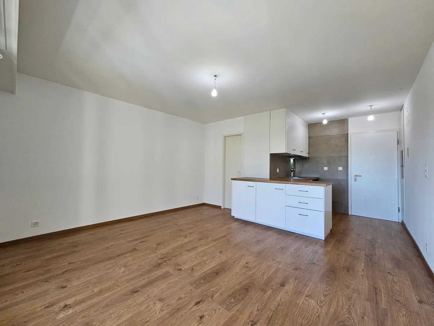 Spacious studio with balcony for rent - Photo 2 of 6