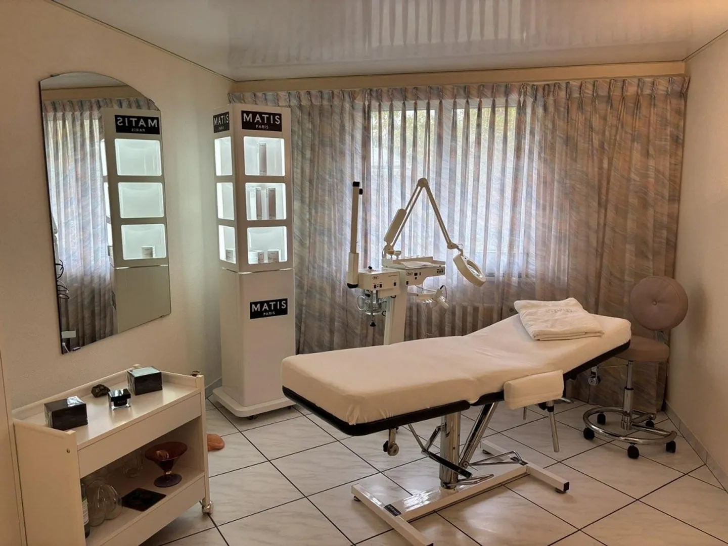 Opportunité unique ! Voulez-vous reprendre un salon de coiffure ? - Photo 2 sur 11