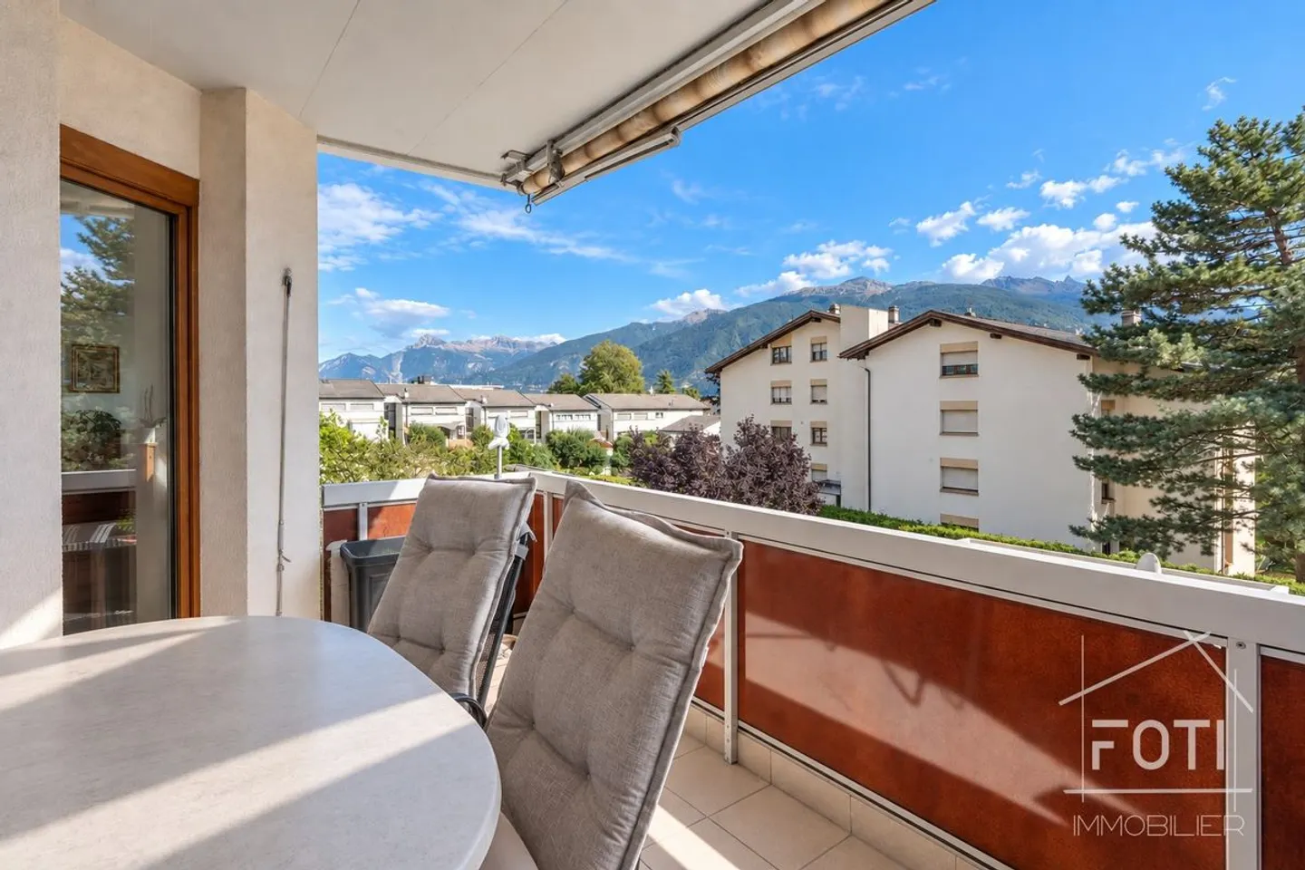 4,5 stanze di 115 m² ristrutturate, esposte a sud con vista e box - Foto 1 di 13