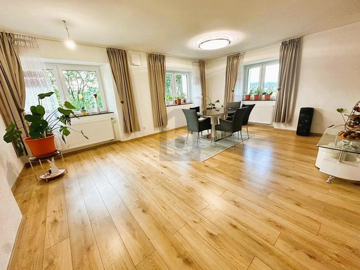 Modernisierte Wohnung mit Garten - Foto 2 von 6