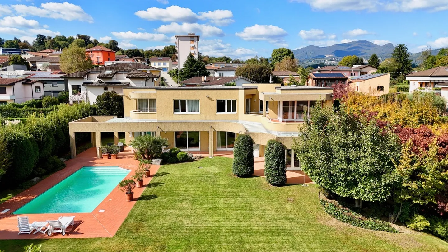 Exklusive Villa mit Pool in Novazzano, Mendrisiotto - Foto 2 von 31