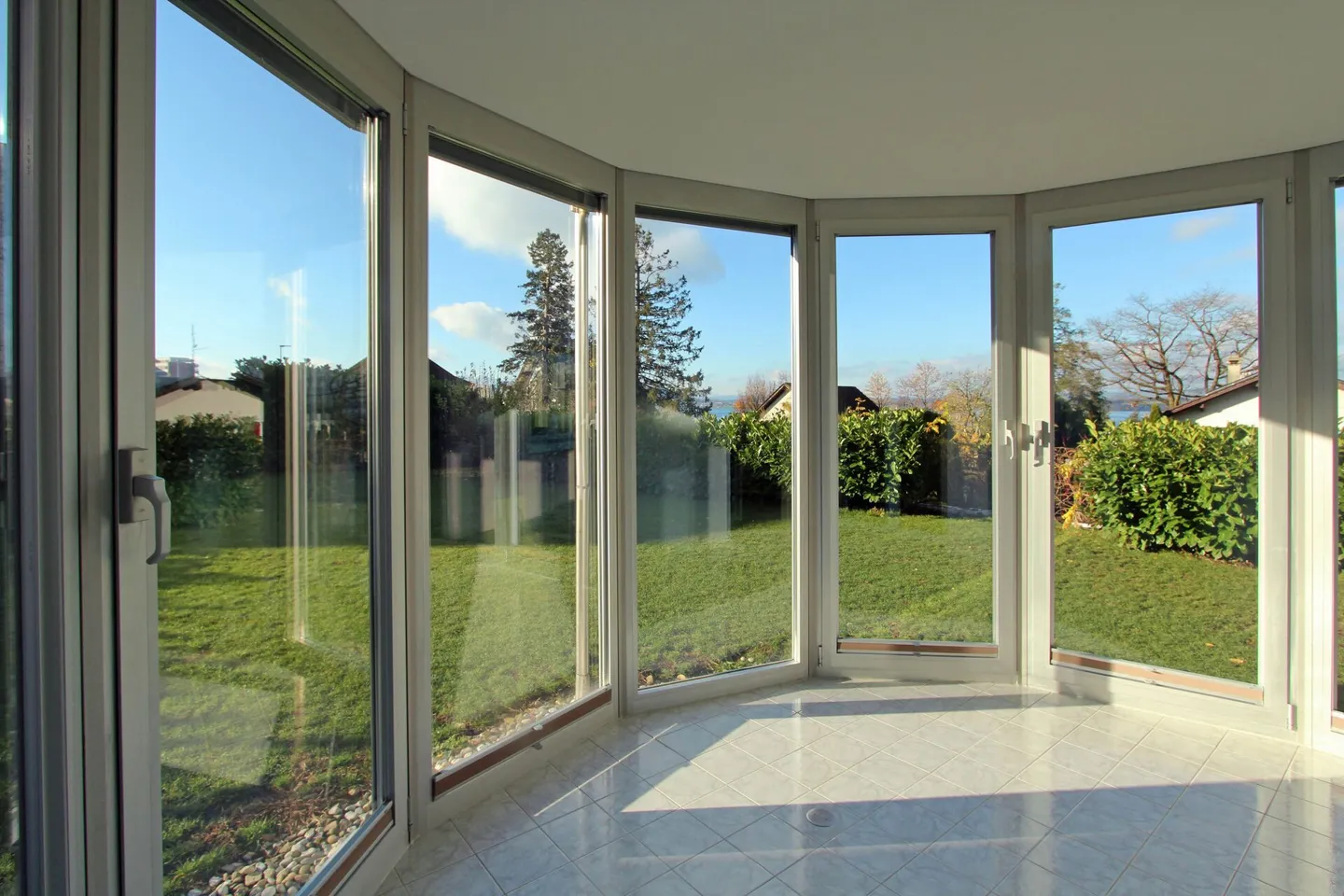 URBANO & ELEGANTE: Appartamento con giardino 4.5 locali vicino alla città con vista lago - Foto 2 di 10