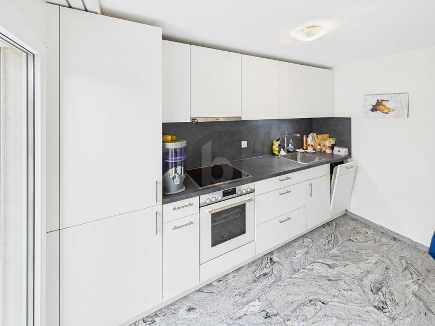 ELEGANTER GRANITBODEN & CHARMVOLLE HOLZELEMENTE - Foto 3 von 6