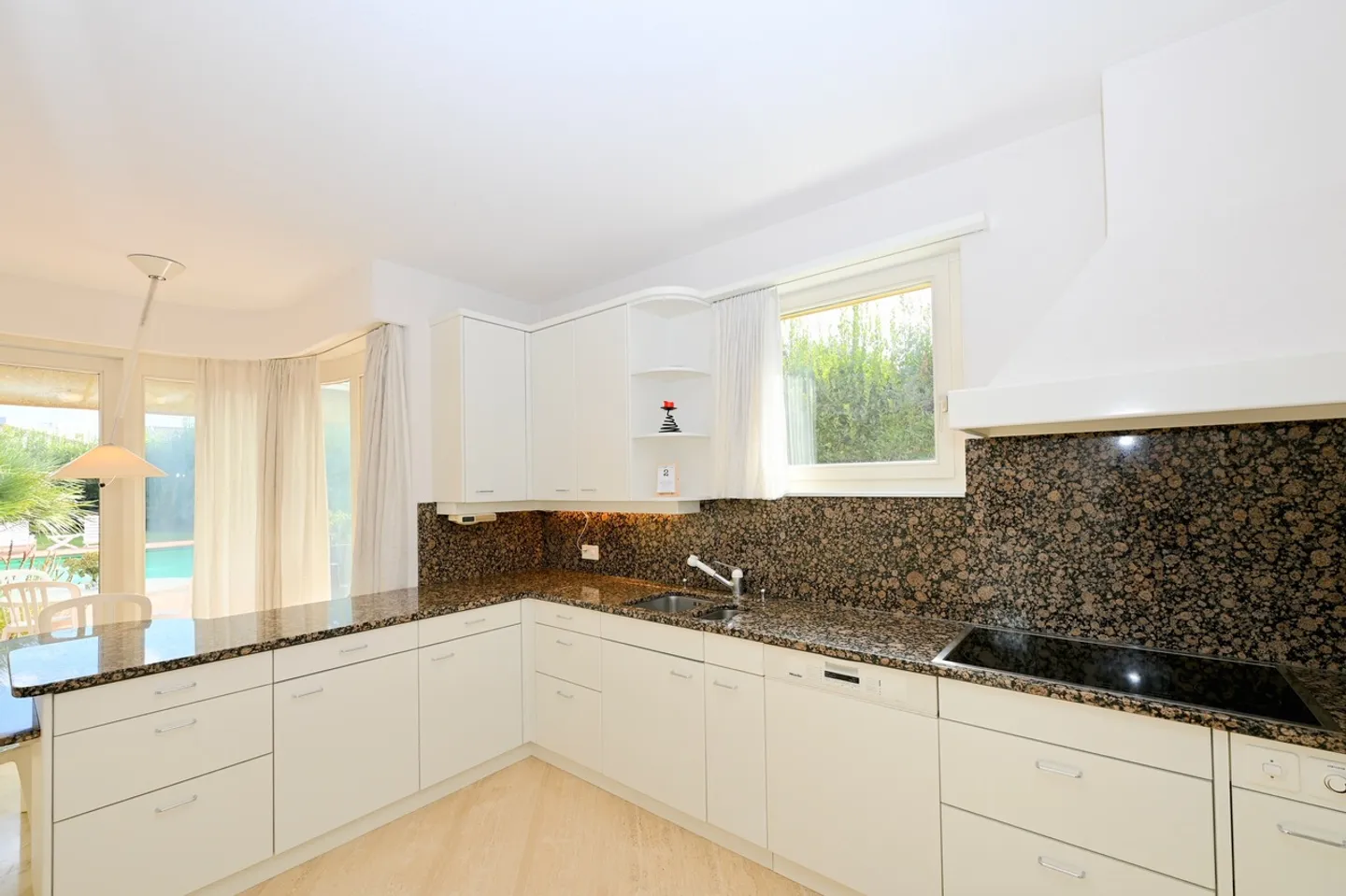 Exklusive Villa mit Pool in Novazzano, Mendrisiotto - Foto 16 von 31