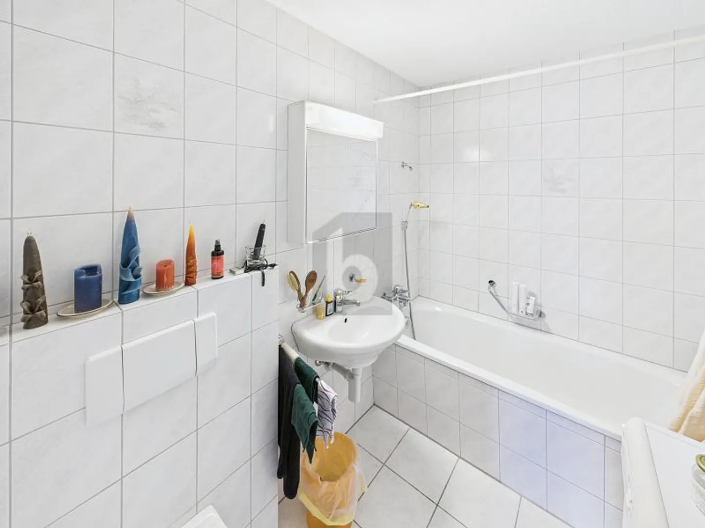 ELEGANTER GRANITBODEN & CHARMVOLLE HOLZELEMENTE - Foto 5 von 6