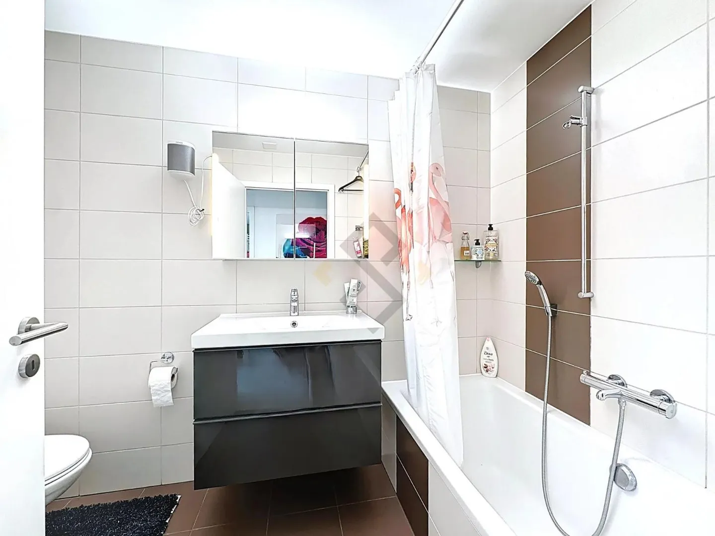 Modern Apartment with Garden - Photo 6 of 8