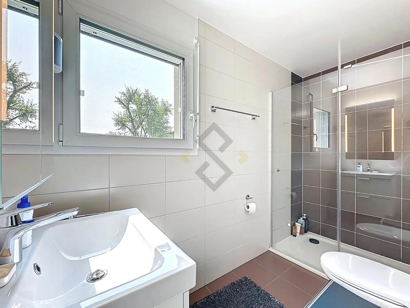 Modern Apartment with Garden - Photo 7 of 8