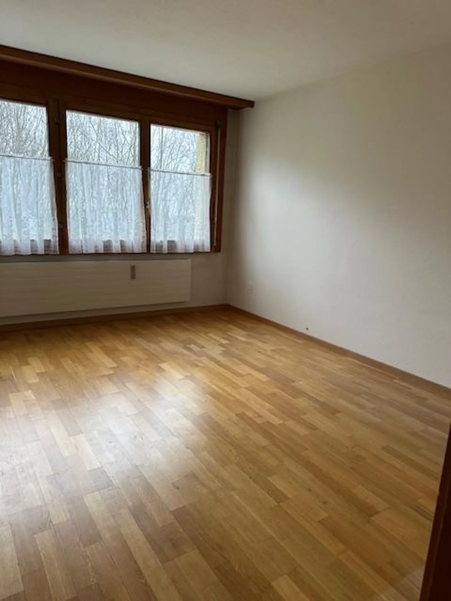 Appartement spacieux de 3,5 pièces, env. 92m2 avec terrasse et beaucoup d'espace vert - Photo 3 sur 9