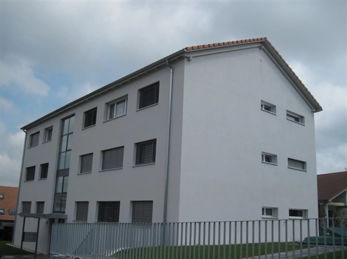 Appartement lumineux de 3,5 pièces avec balcon et vue ! - Photo 2 sur 9