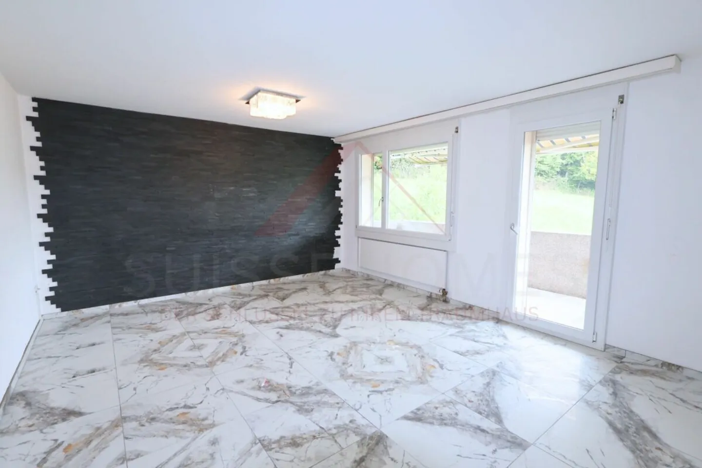 Appartamento di 4.5 locali completamente ristrutturato al 2° piano con balcone e ampia vista - Foto 1 di 16