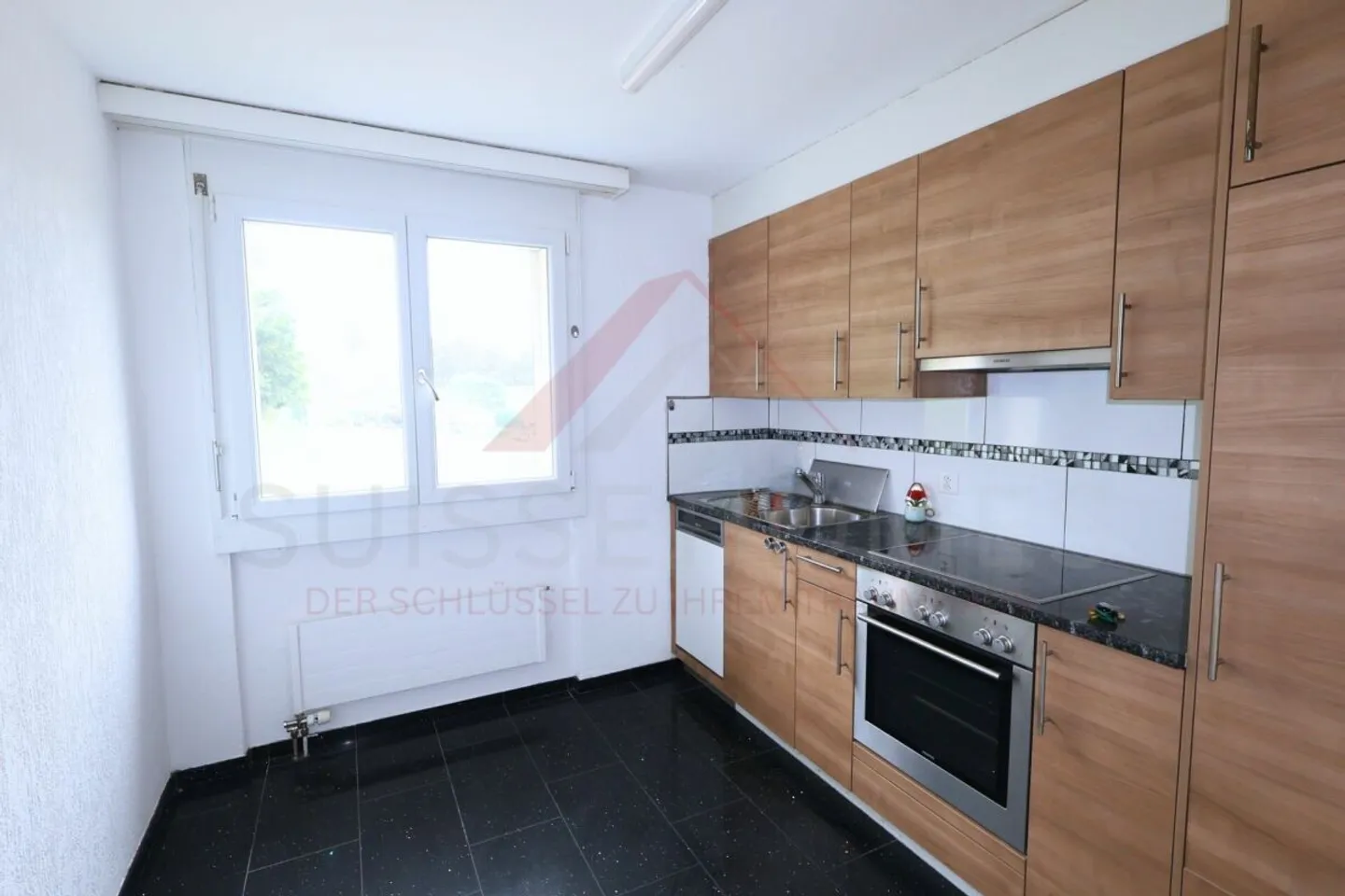 Appartamento di 4.5 locali completamente ristrutturato al 2° piano con balcone e ampia vista - Foto 2 di 16