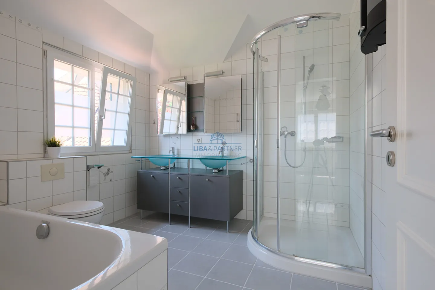 Proprietà spaziosa con fascino rurale e comfort abitativo contemporaneo - Foto 10 di 13
