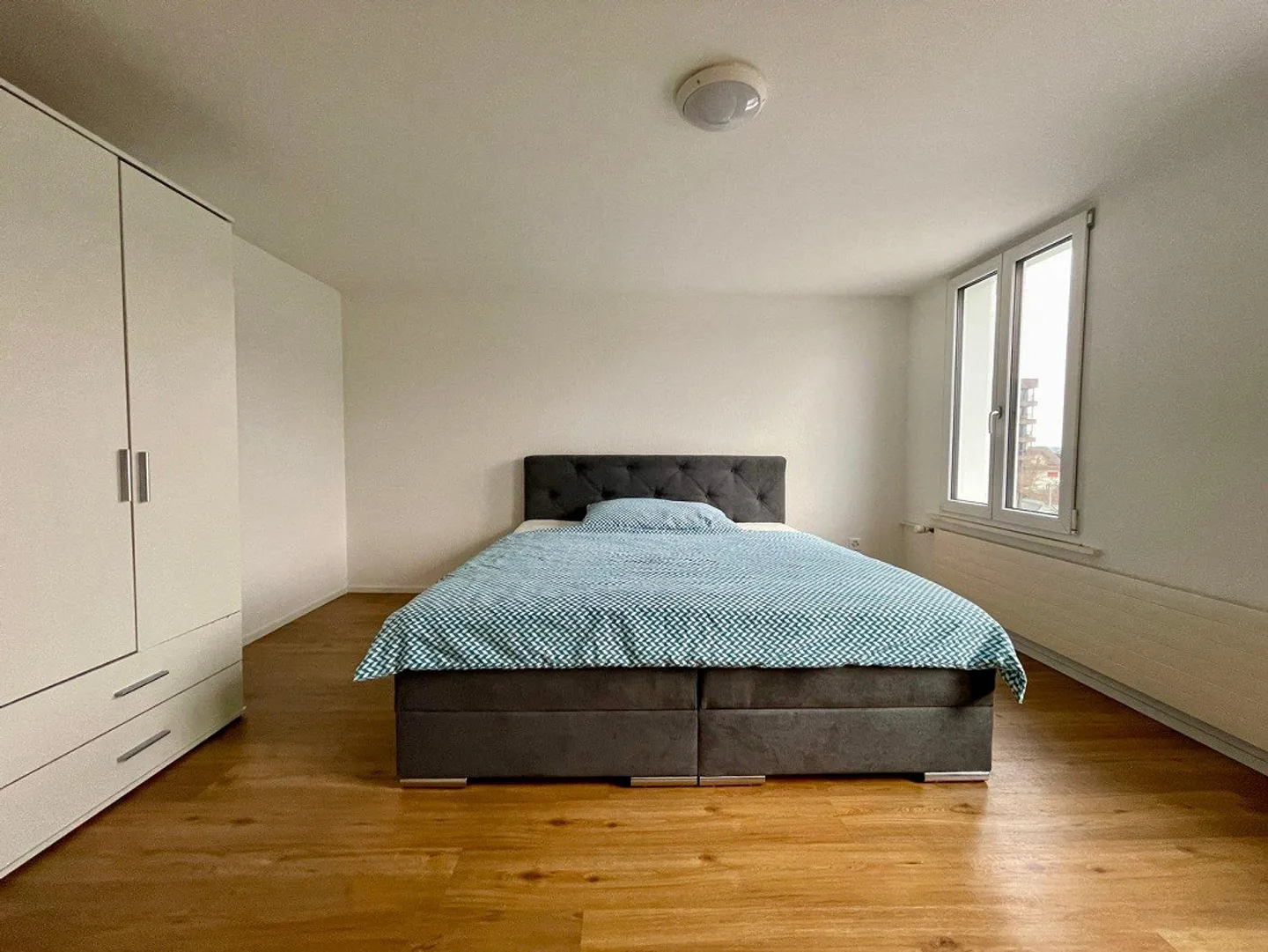 Chambre individuelle moderne, meublée, dans un emplacement central à Amriswil - Photo 1 sur 13