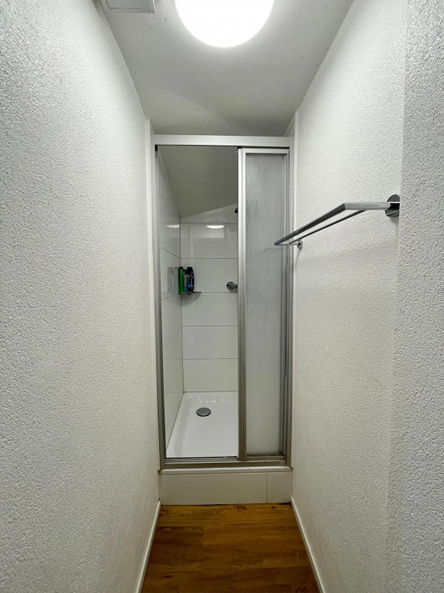 Chambre individuelle moderne, meublée, dans un emplacement central à Amriswil - Photo 5 sur 13