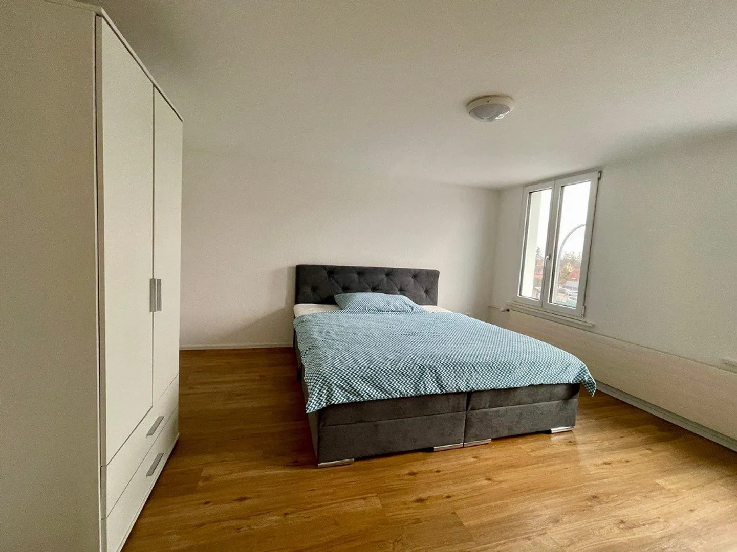 Chambre individuelle moderne, meublée, dans un emplacement central à Amriswil - Photo 2 sur 13