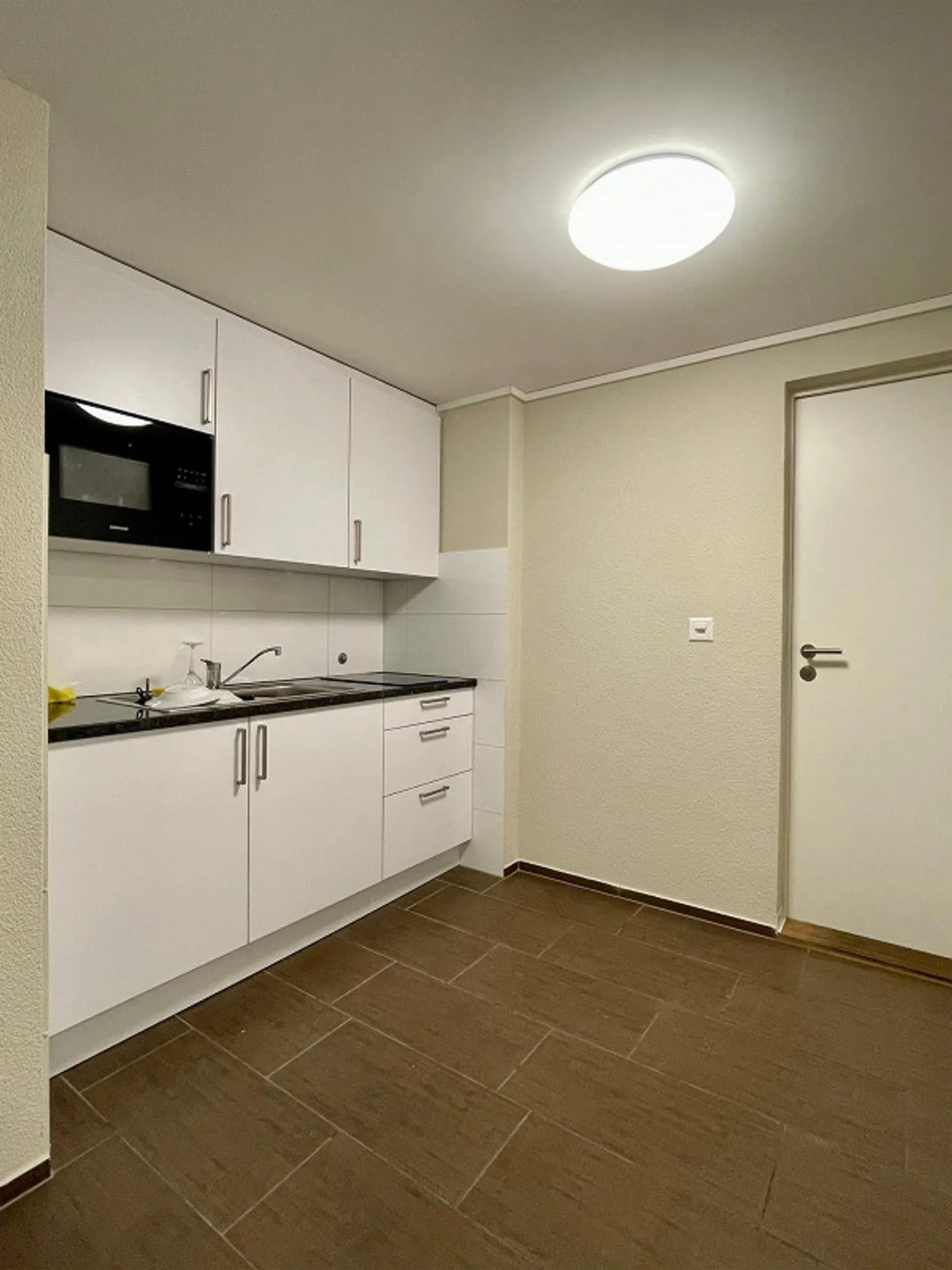 Chambre individuelle moderne, meublée, dans un emplacement central à Amriswil - Photo 7 sur 13