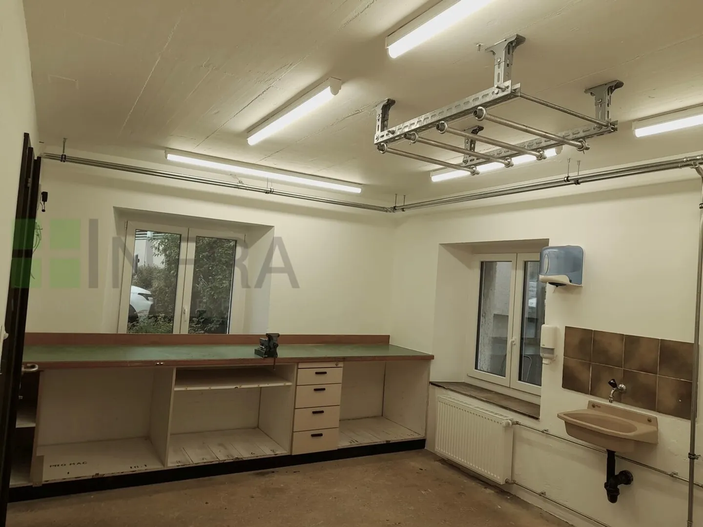 Commercial for rent - Photo 1 of 5